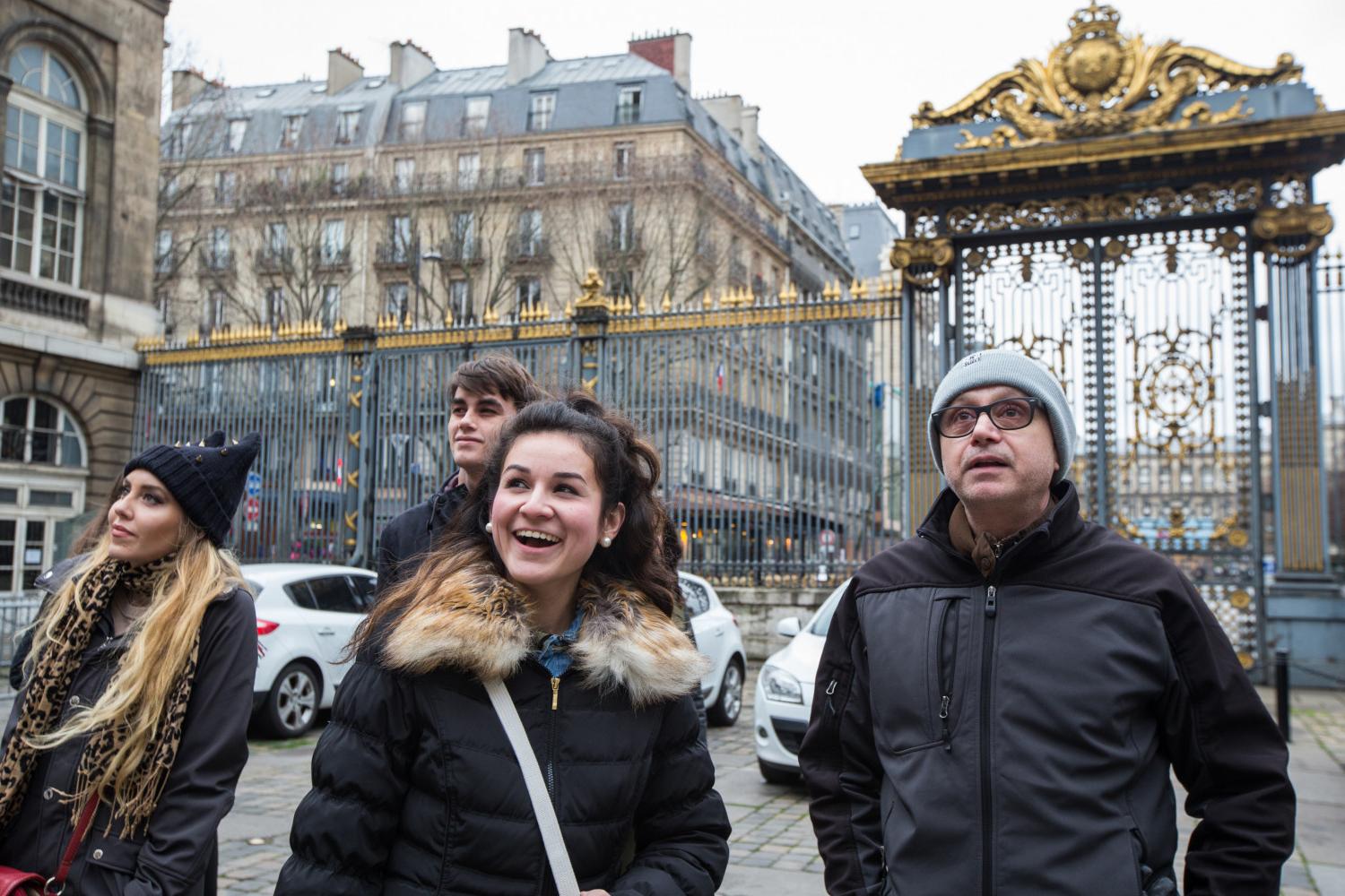 <a href='http://c6m.stztjx.com'>BETVLCTOR伟德登录</a> French Professor Pascal Rollet leads students on a study tour in Paris.